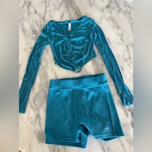 ALO YOGA blue splash rubbed goddess set shorts + top size small